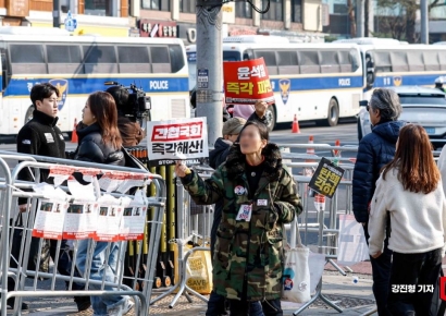 [포토] 안국역 인근 탄핵 찬반 세력 피켓 시위 이어져