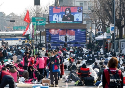 尹 탄핵 선고 D-1…네이버 "뉴스접속 몰릴라, 서버 용량 늘렸다"