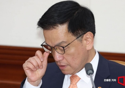 [포토] 안경 만지는 최상목 경제부총리