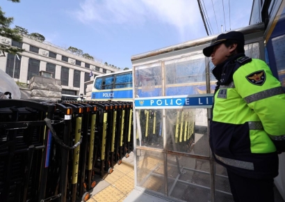 경찰, 헌재 인근 '진공상태화'…100ｍ→150m 확장  