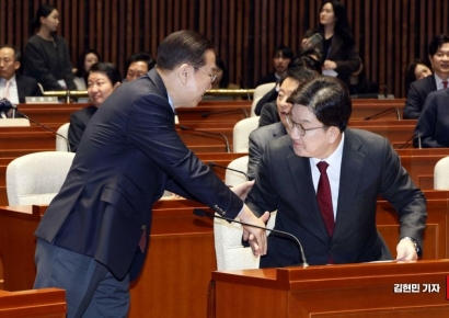 [포토] 악수하는 권영세-권성동