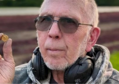 "딱 봐도 심상치 않아" 취미 즐기다 발견한 동전 '900만원' 횡재