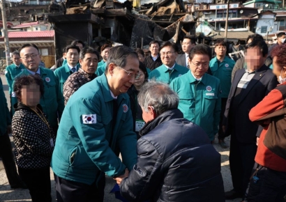 韓대행, 경북 영덕 산불 피해 현장 찾아…"주거 문제 해결방안 검토"