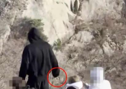 경상도 산불 엊그제인데…북한산서 담배 피우고 꽁초까지 버린 외국인들