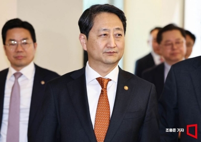 [포토] 굳은표정으로 회의 참석하는 안덕근 장관