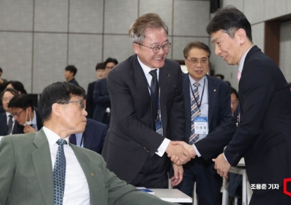 [포토] 인사하는 이창용 총재, 이복현 원장, 강석훈 회장