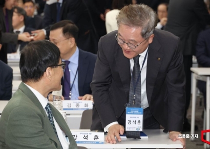 [포토] 대화하는 이창용 총재와 강석훈 회장