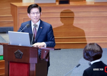 [포토] 긴급현안질문 답변하는 김문수 장관