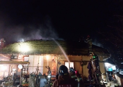 안동 하회마을 초가집 2채 화재…"잔불 정리 중"