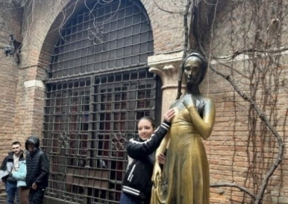 "행운 온다" 너도 나도 쓱쓱…동상 가슴 훼손에 칼 빼든 도시