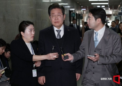 [포토] 윤 대통령 탄핵심판 선고 앞두고 최고위 향하는 이재명