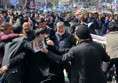 [포토] 얼싸 안고 환호하는 탄핵 찬성 참석자들