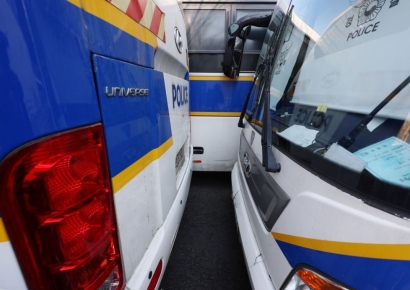 尹지지자, 경찰 버스 유리 부숴 현행범 체포[윤석열 파면]