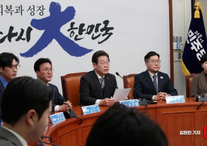 [포토] 이재명 "빛의 혁명으로 국민들이 민주주의 부활시켜"