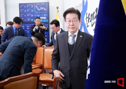 [포토] 이재명 "위대한 국민이 위대한 공화국 되찾아 줬다"