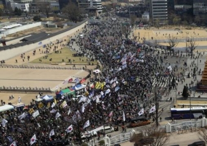 [포토] 차벽 피해 거리행진하는 시민들