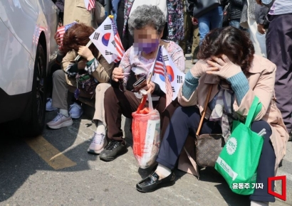 [포토] 고개 떨군 윤석열 지지자들