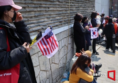 [포토] 눈물 흘리는 윤석열 지지자들
