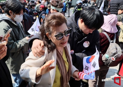 [포토] 탄핵선고에 오열하는 윤석열 지지자들