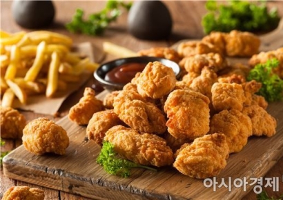 "퇴근 후 치맥이 유일한 낙인데…" 치킨값 부담에 뜨는 마트·냉동 치킨[주머니톡]      