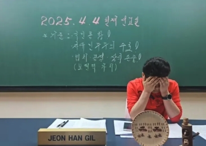 [윤석열 파면] 책상 내려치고 얼굴 감싸쥔 전한길 "승복"