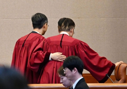 '고생했다' 격려?…퇴장하던 문형배, 김형두 등 쓸어내려