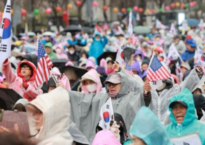 [윤석열 파면]광화문에 모인 尹 지지자들…"사기탄핵" "조기대선 거부"