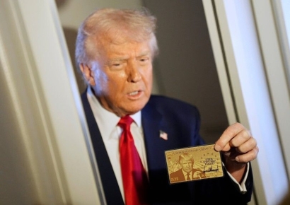 트럼프, 70억대 '골드 카드' 실물 공개…"러시아 재벌에도 열려있어"