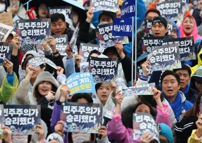 [윤석열 파면]"민주주의 승리" vs "사기 탄핵"…서울 도심 찬반 집회(종합)
