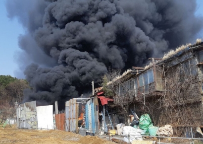 파주시 탄현면 고물상서 대형화재…산림청 헬기까지 동원 진화