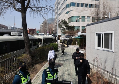 파면 뒤에도 지지층 모으는 尹,'보수의 지도자'로 계속 남을까