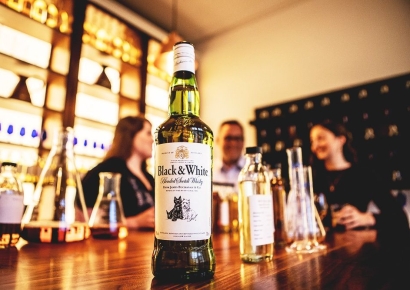 '가성비' 위스키 등장…디아지오 '블랙 앤 화이트', 시장 흔들까