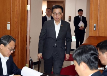 [포토] 경제관계장관 간담회 참석하는 최상목 부총리