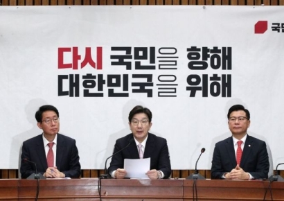 [포토] 권성동 "10조 추경 재검토… 수출기업 지원·내수 예산 확대"