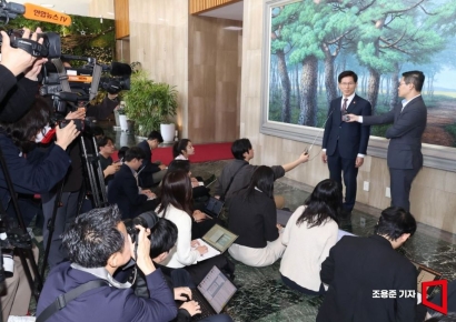 [포토] 취재진 질문에 답하는 김문수 장관