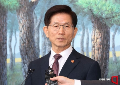 [포토] 조기대선 출마 밝히는 김문수 장관