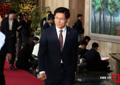 [포토] 사의표명, 청사 떠나는 김문수 장관