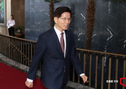 [포토] 청사 나서는 김문수 장관