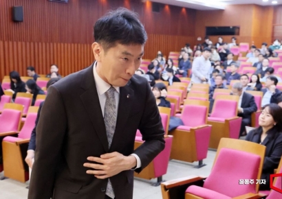 [포토] 행사장 나서는 이복현 금감원장