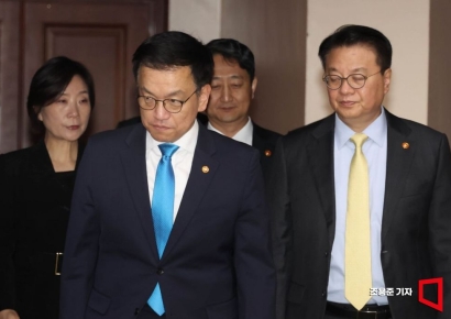 [포토] 경제관계장관회의 참석하는 최상목 부총리