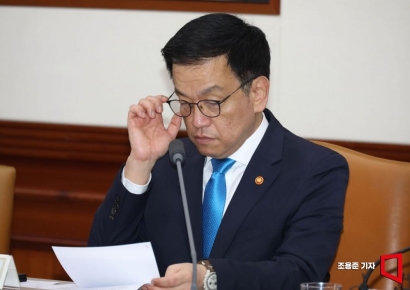 [포토] 자료 보는 최상목 경제부총리