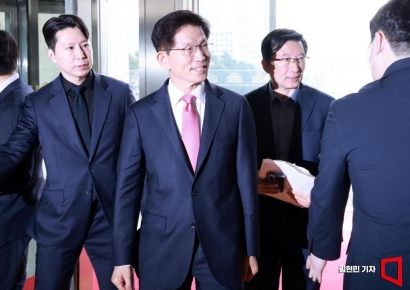 [포토] 국회 들어서는 김문수 전 장관