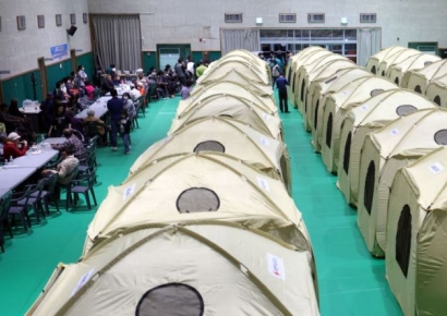 사실상 쓰레기에 착불로 보내기도…산불에 울고 구호품에 또 울고