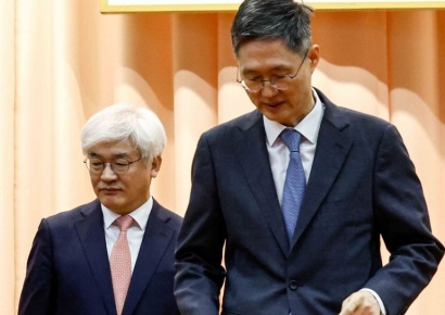 [포토] 자리로 이동하는 문형배 헌법재판소장 권한대행-마은혁 재판관