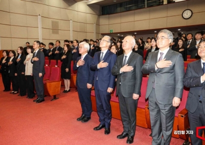 [포토] 국민의례하는 헌법재판관