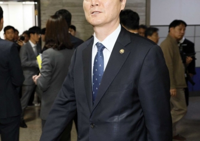 [포토] 회의장 나서는 이완규 법제처장