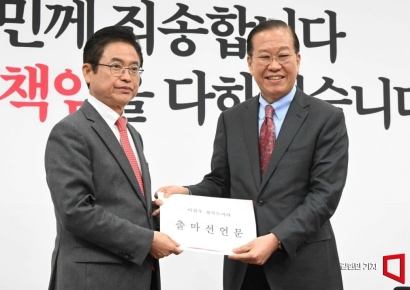 [포토] 대선 출마선언문 전달하는 이철우 경북지사