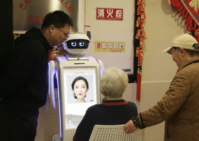 할아버지 또 "나 때는 말이야"… 다 들어주는 中 요양원 귀요미 정체