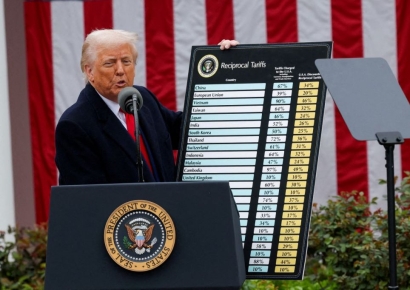 트럼프, '中 제외' 다른 나라에 상호관세 90일 유예…"대중 관세는 125%"