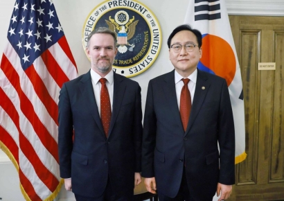 정인교 통상본부장,  美 USTR 대표와 '관세협의'…피해 최소화에 총력"